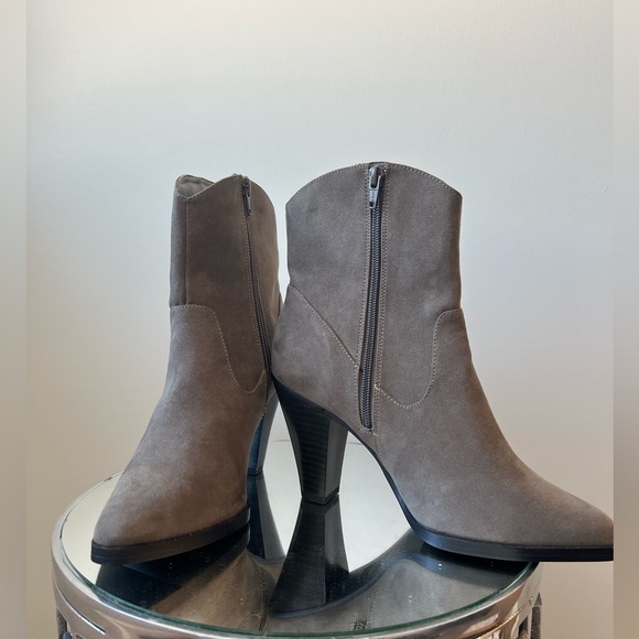 NWOT New Look Ankle Heeled Boots in this grey color are suede and a size 9.5. - Picture 3 of 7